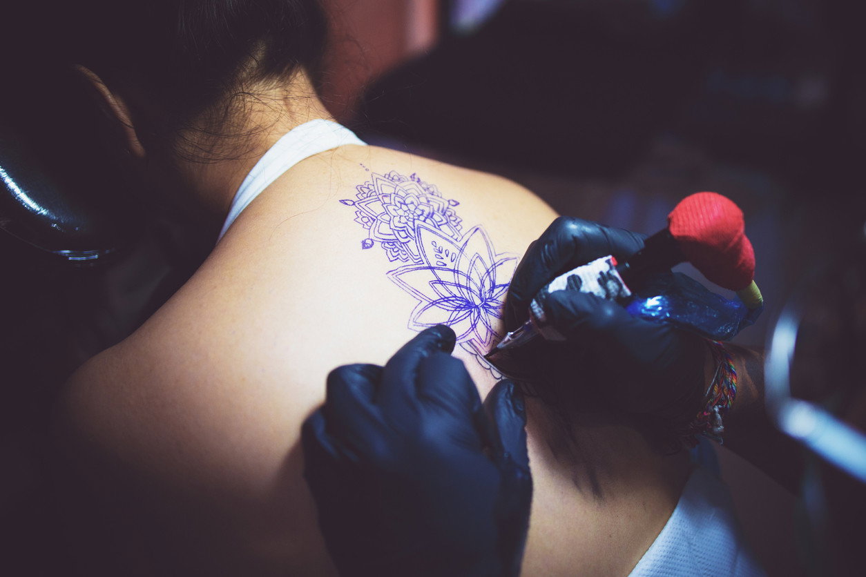 tatuaż mandala na plecach