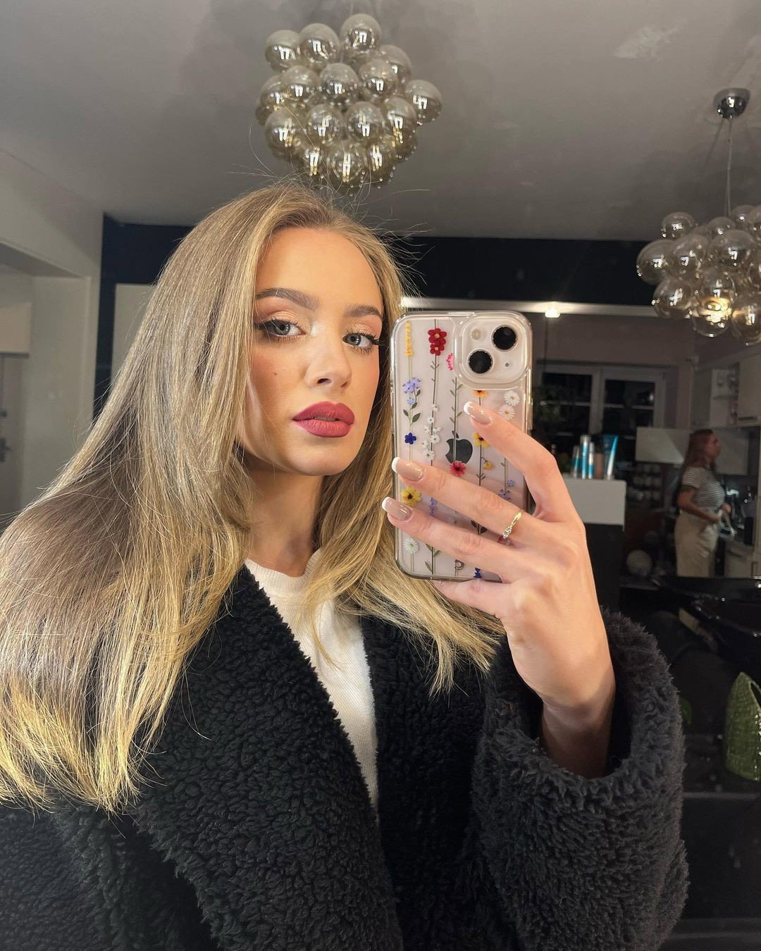 Wiktoria Gąsiewska w ciepłej kurtce