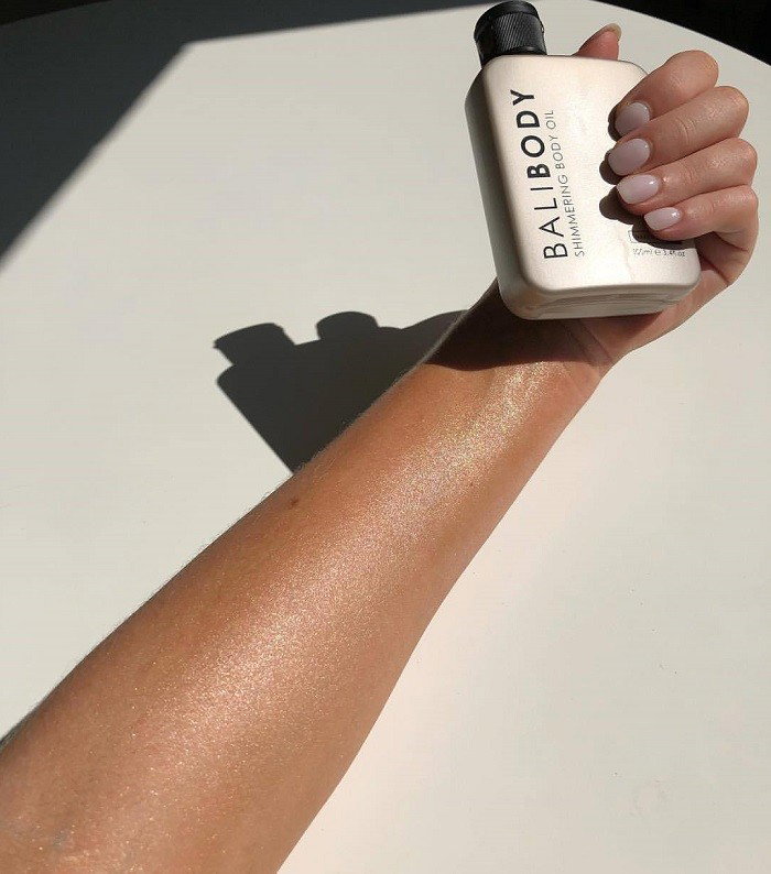 Bali Body Shimmering Oil na skórze