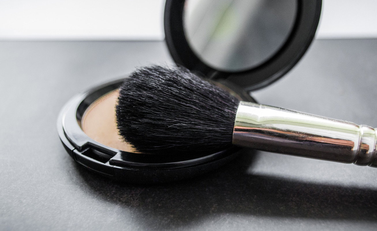Ten tani puder do twarzy z drogerii, daje efekt jak puder Gucci, a kosztuje 230 zł mniej!