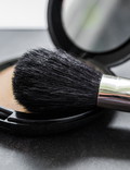 Ten tani puder do twarzy z drogerii, daje efekt jak puder Gucci, a kosztuje 230 zł mniej!