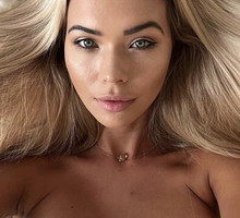Sandra Kubicka z niedoskonałościami na ciele radzi sobie dzięki kremowi z retinolem do ciała od Nacomi