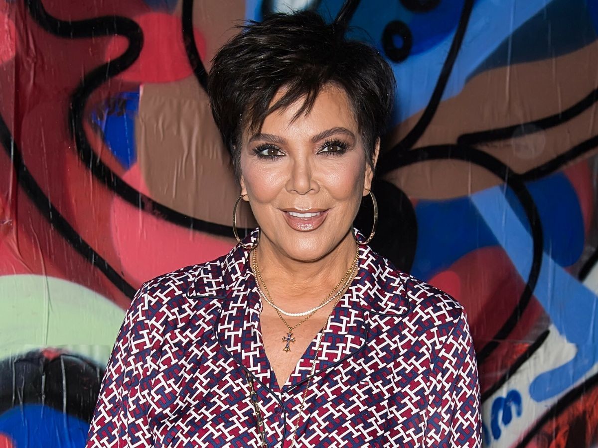 Kris Jenner w kolorowej koszuli