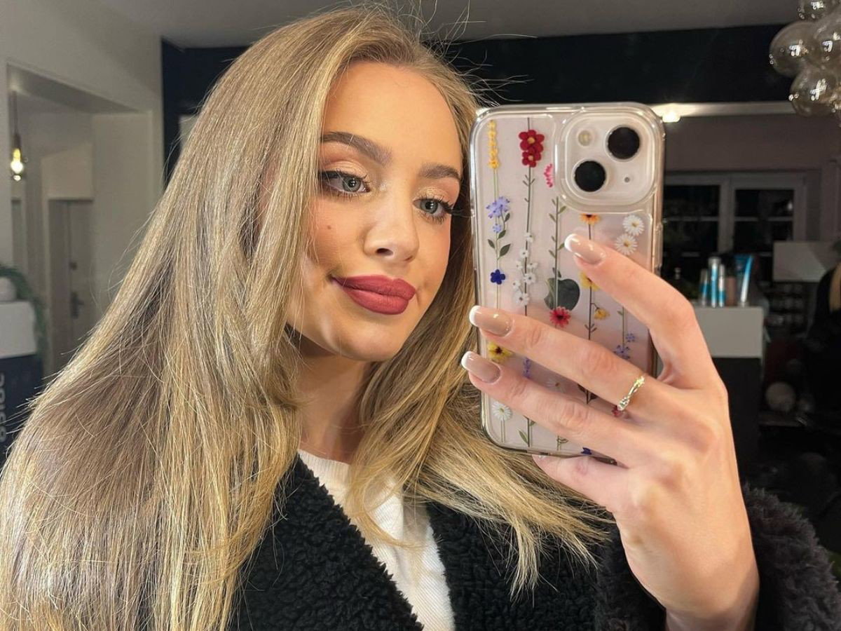 Wiktoria Gąsiewska nosi modną skórzaną kamizelkę