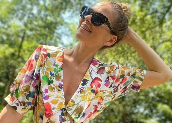 Paulina Sykut-Jeżyna w sukience w kwiaty w okularach.