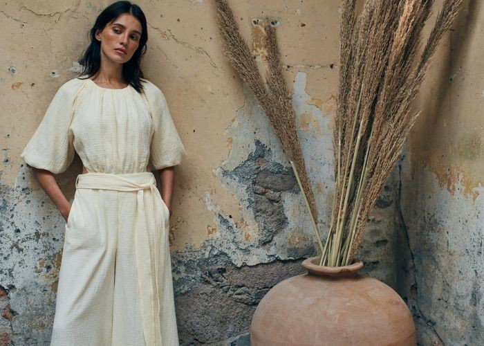 elegancki kombinezon letni z krótkim rękawem na wesele