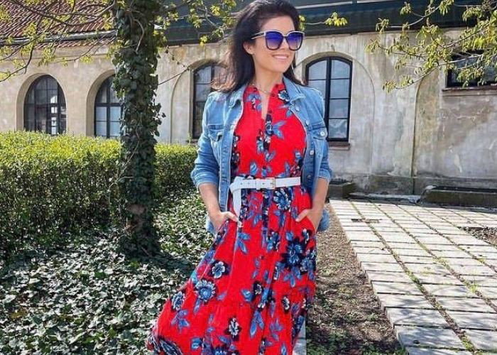 Katrzyna Cichopek w czerwonej sukience w kwiaty i jeansowej kurtce.