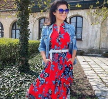Katrzyna Cichopek w czerwonej sukience w kwiaty i jeansowej kurtce.