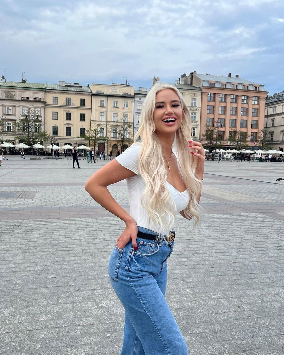 Love Island Josie poprawia urodę