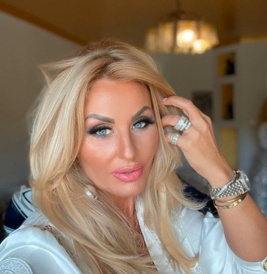 Dagmara Kaźmierska z "Królowych życia" poprawia włosy