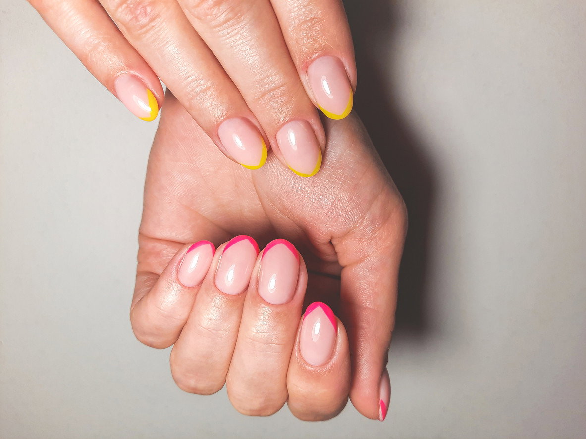 modny french manicure na lato 2021
