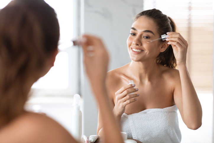 kobieta nakładająca serum pod makiajaż