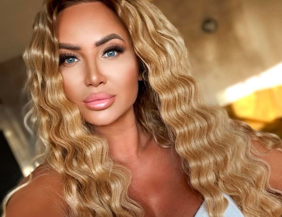 Izabela Macidzińska z "Królowych życia" w karbowanych włosach