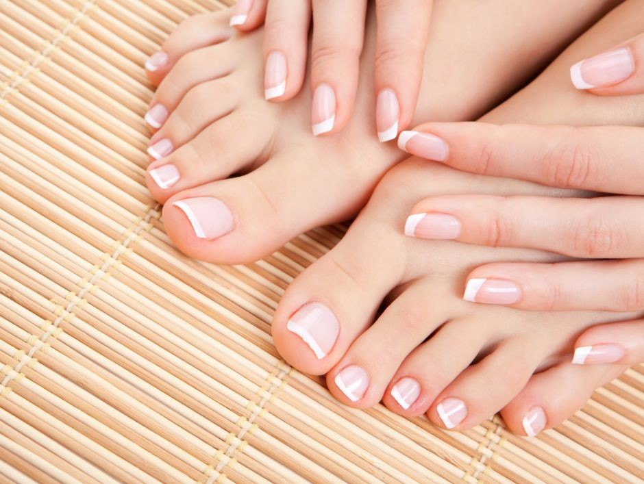 Modny french pedicure lato 2022