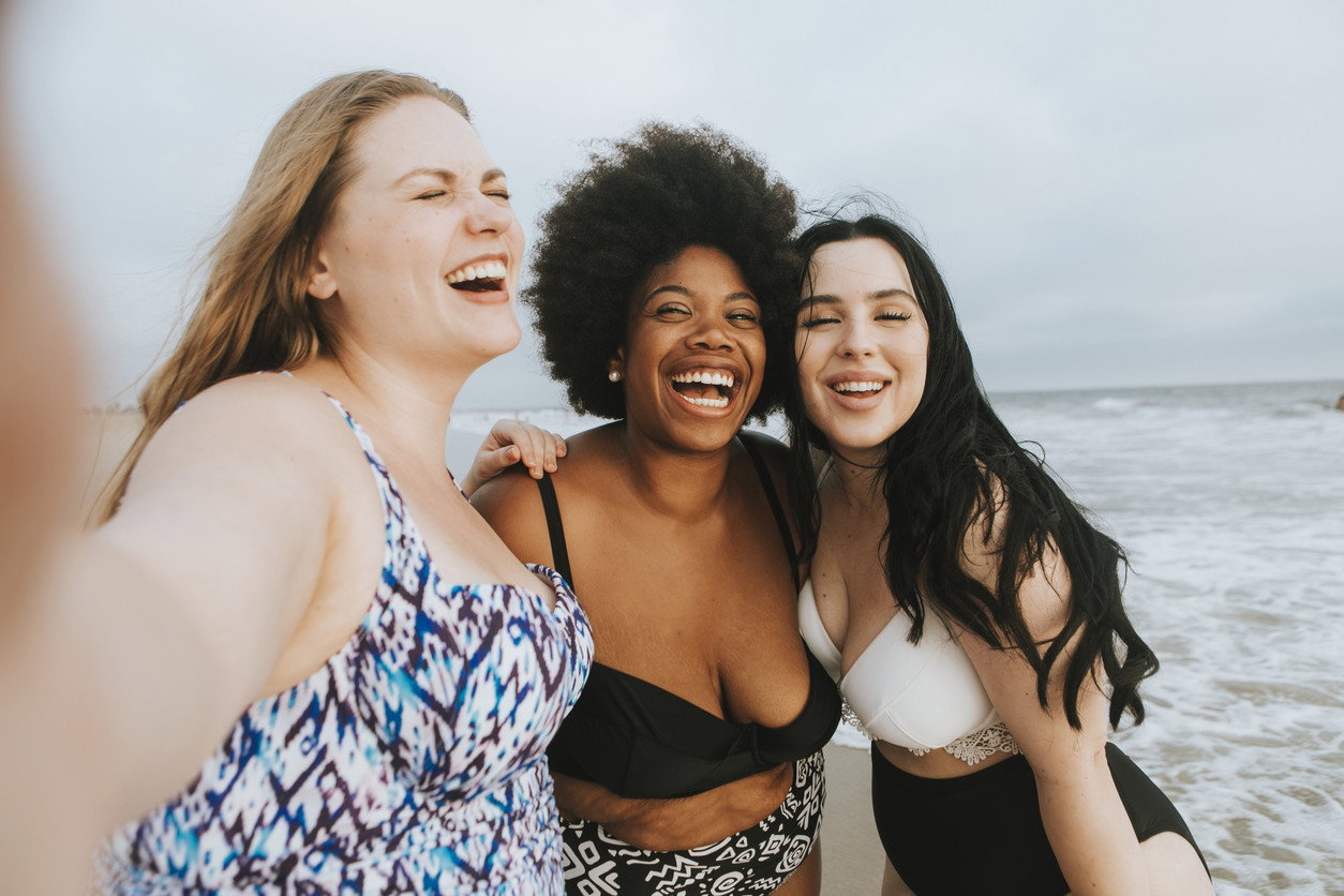 kobiety w strojach kąpielowych plus size