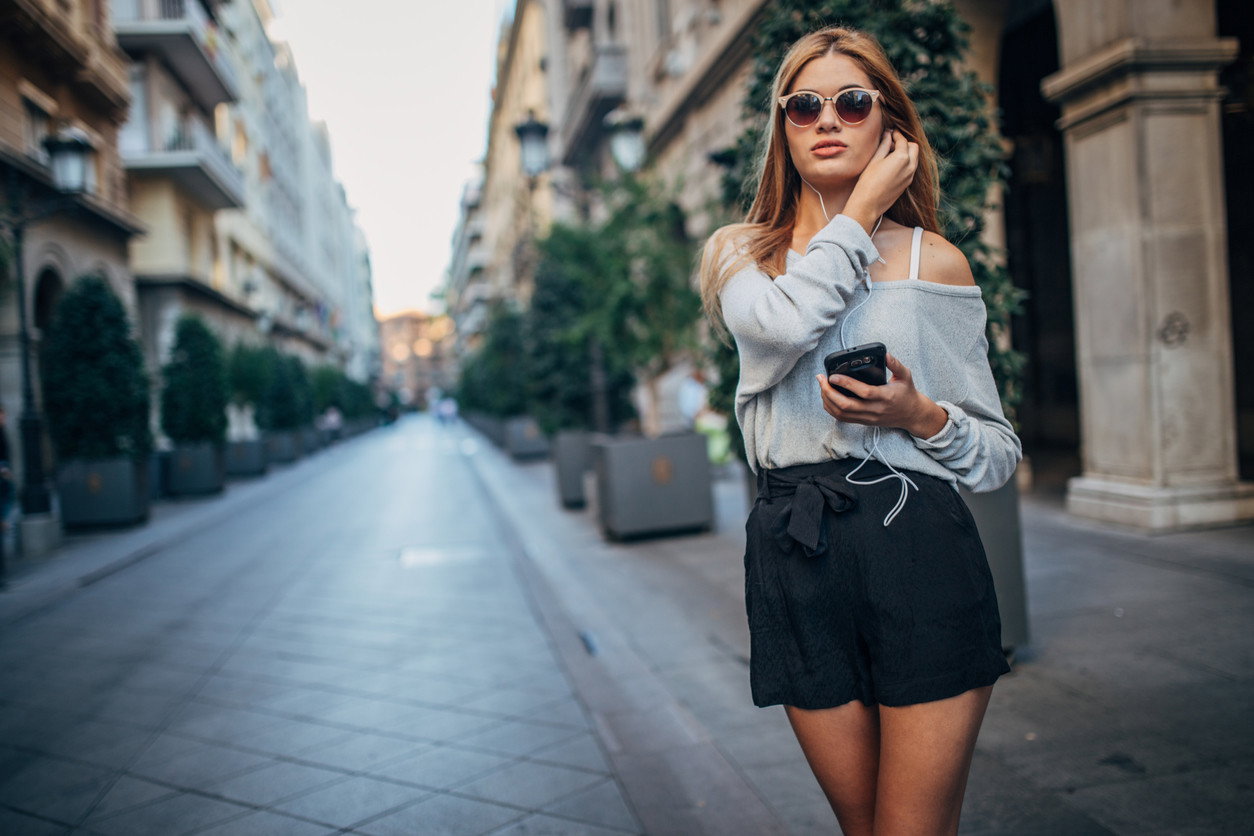 kobieta w modnych shortach z H&M z wyprzedaży