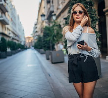 kobieta w modnych shortach z H&M z wyprzedaży