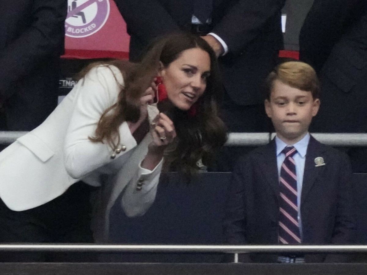 Księżna Kate rozmawia z synem na trybunach