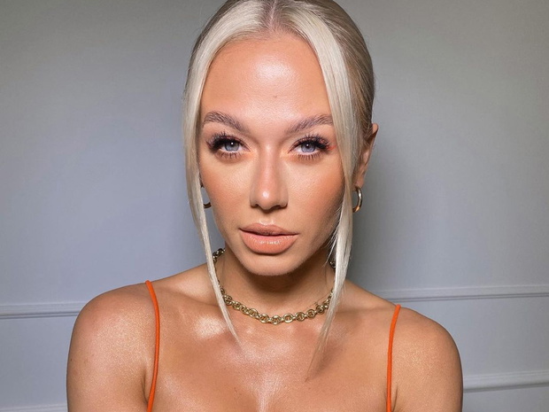 Kasia Dziurska z bronzerem na twarzy