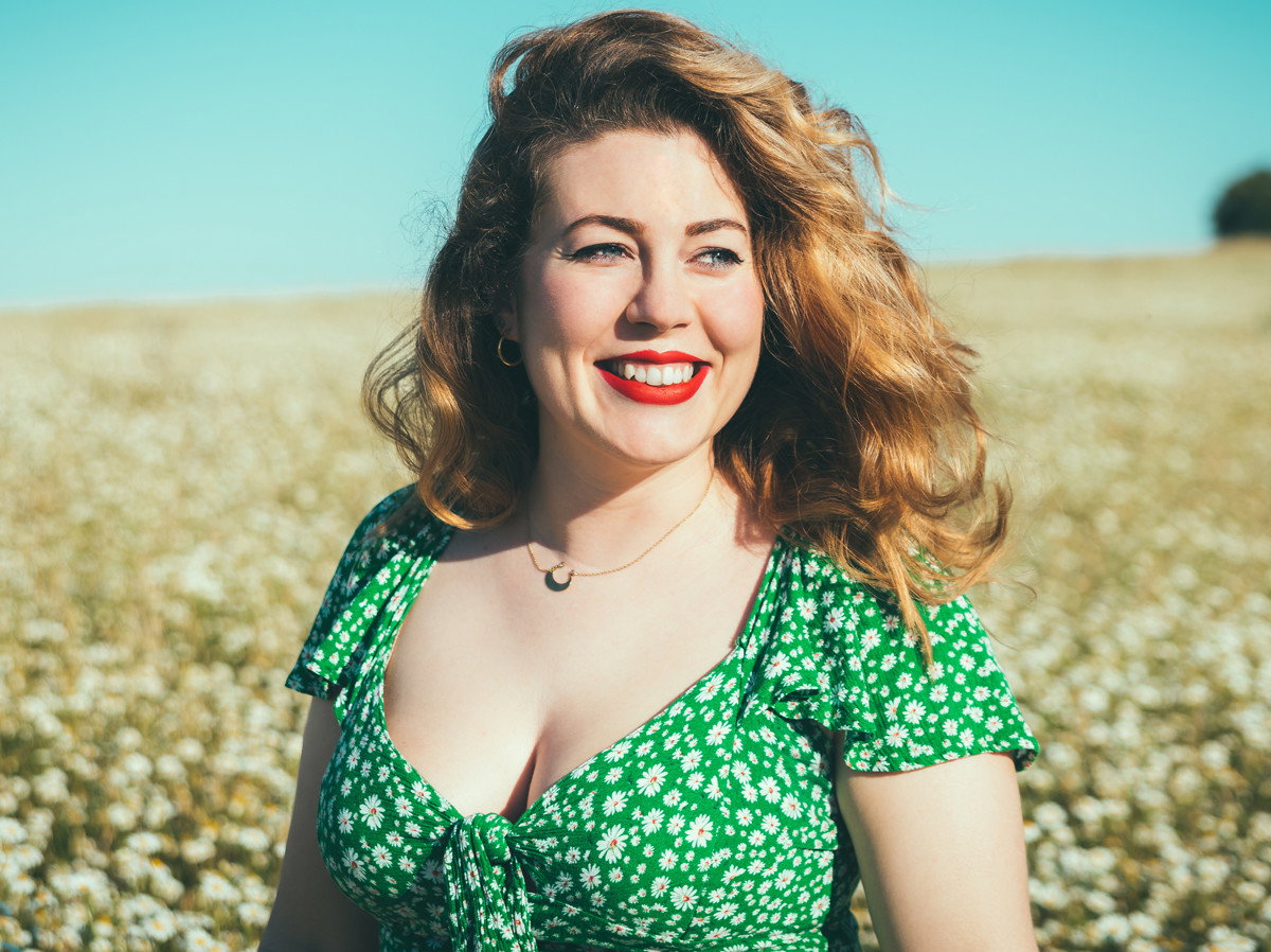 Kobieta plus size w zielonej sukience z dekoltem