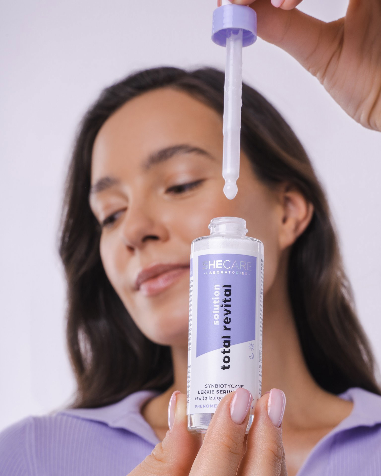 Total Revital Solution_modelka_synbiotyczne lekkie serum