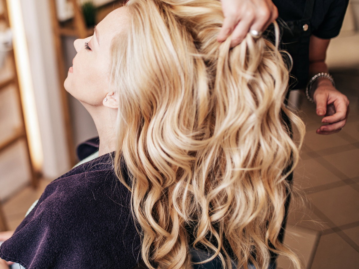 Blond włosy falowane