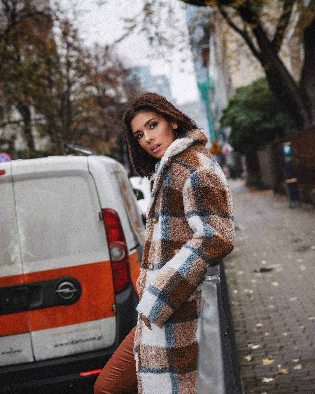Klaudia Halejcio w botkach w najmodniejszym kolorze na zimę