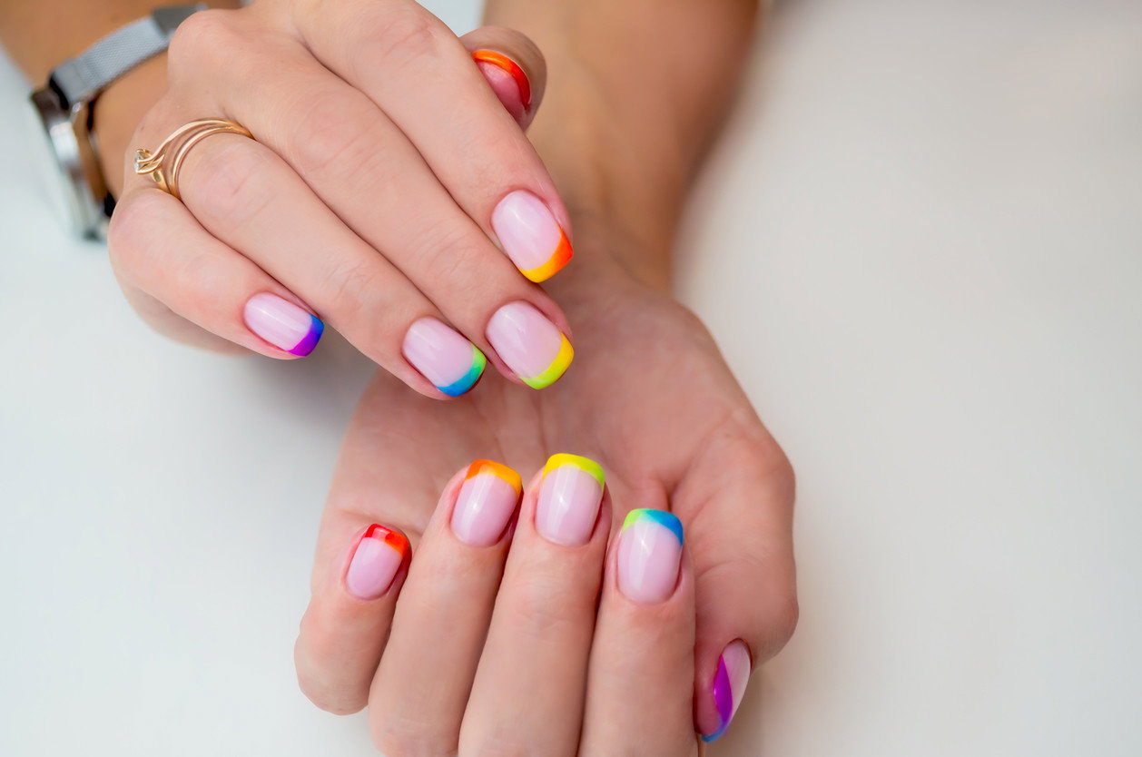 hybrydowy french manicure na paznokciach