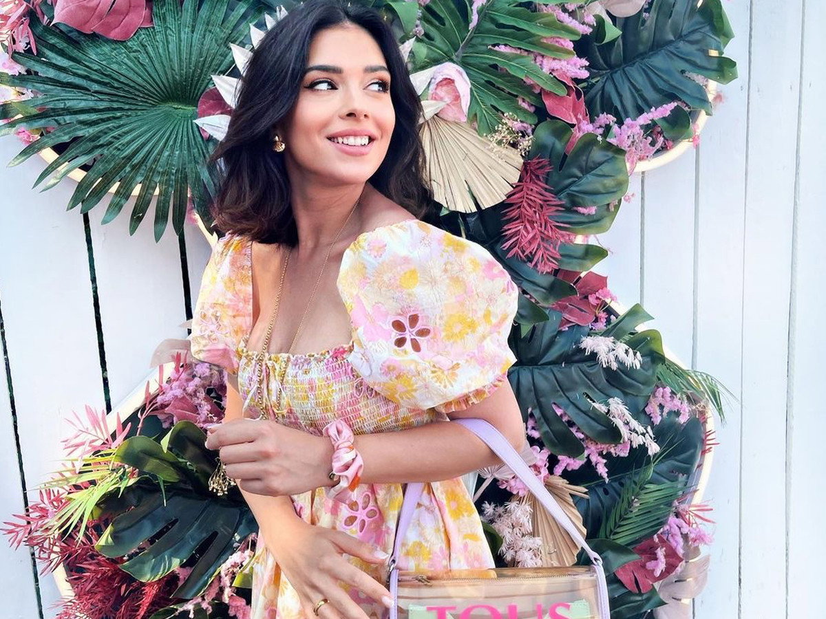 Kaludia Halejcio w sukience w kwiaty FOR LOVE & LEMONS (1250 zł)