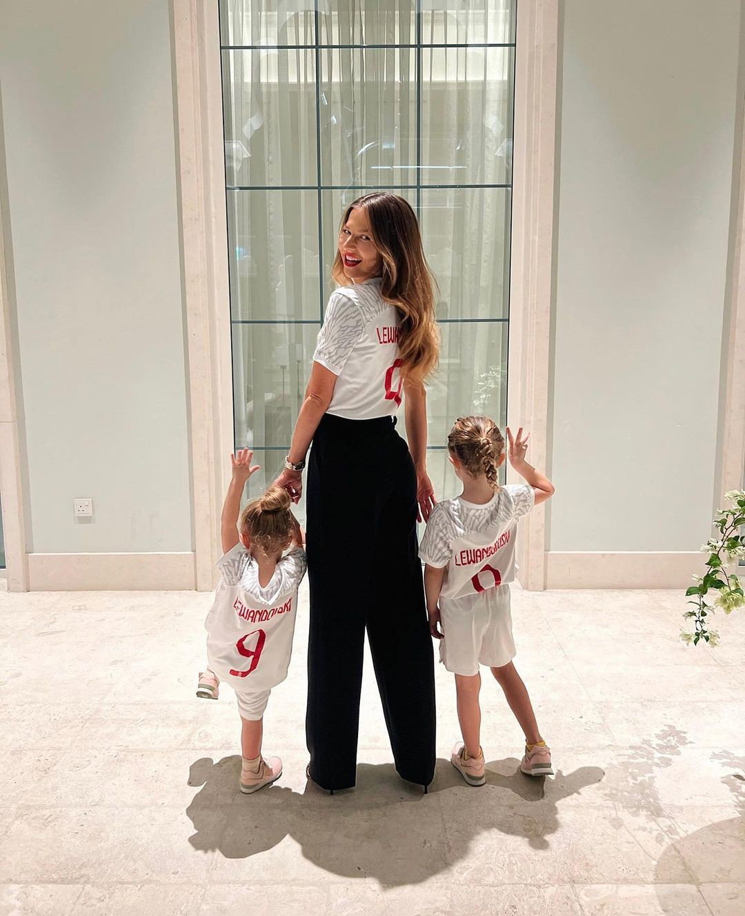 Anna Lewandowska wstawiła urocze zdjęcie z córkami. Tak kibicują reprezentacji!
