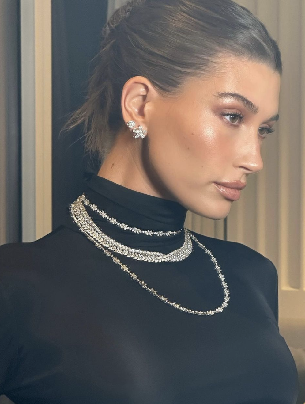 Hailey Bieber używa maski z elektrolitami Drunk Elephant