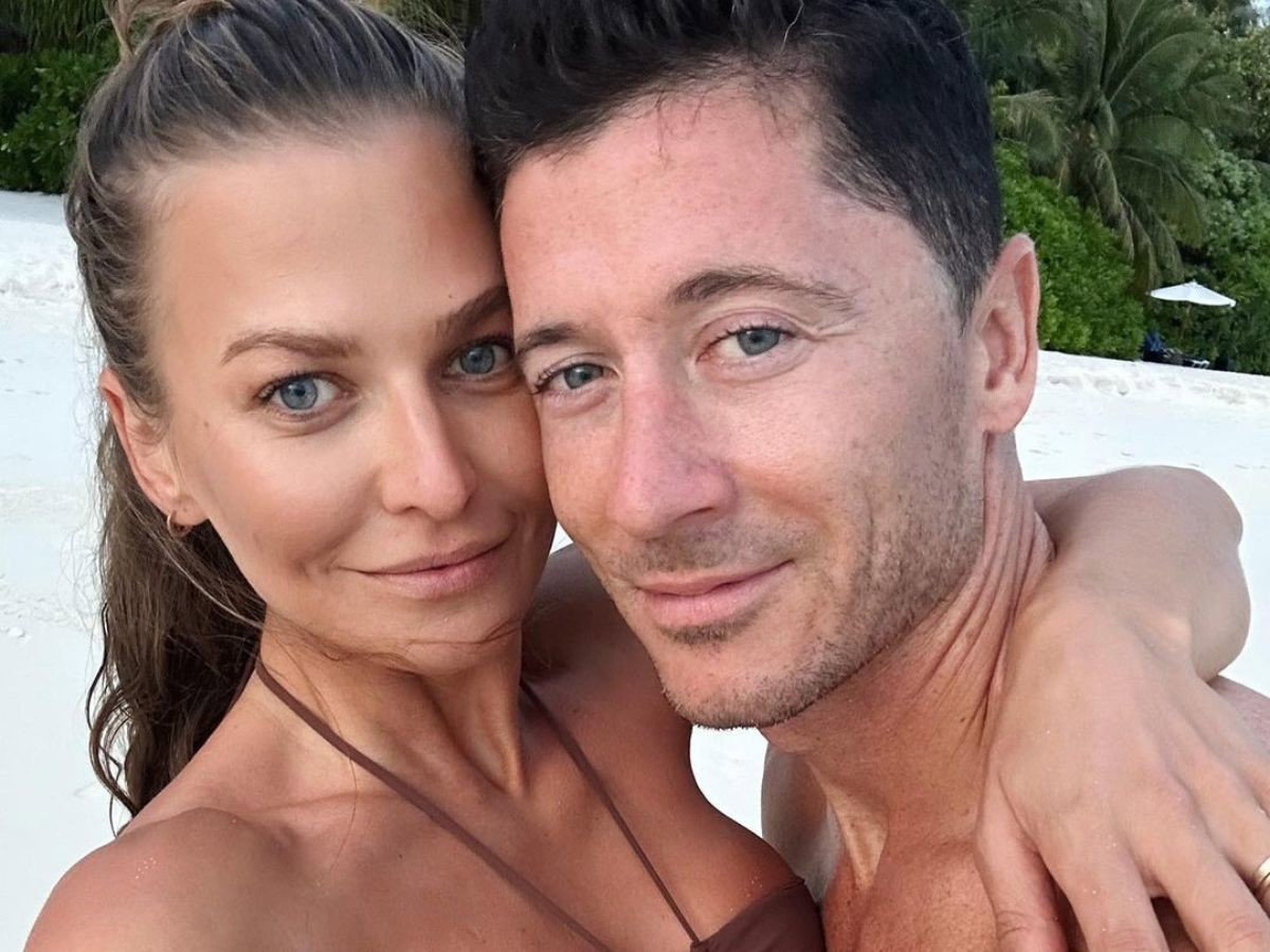 Anna i Robert Lewandowscy na plaży
