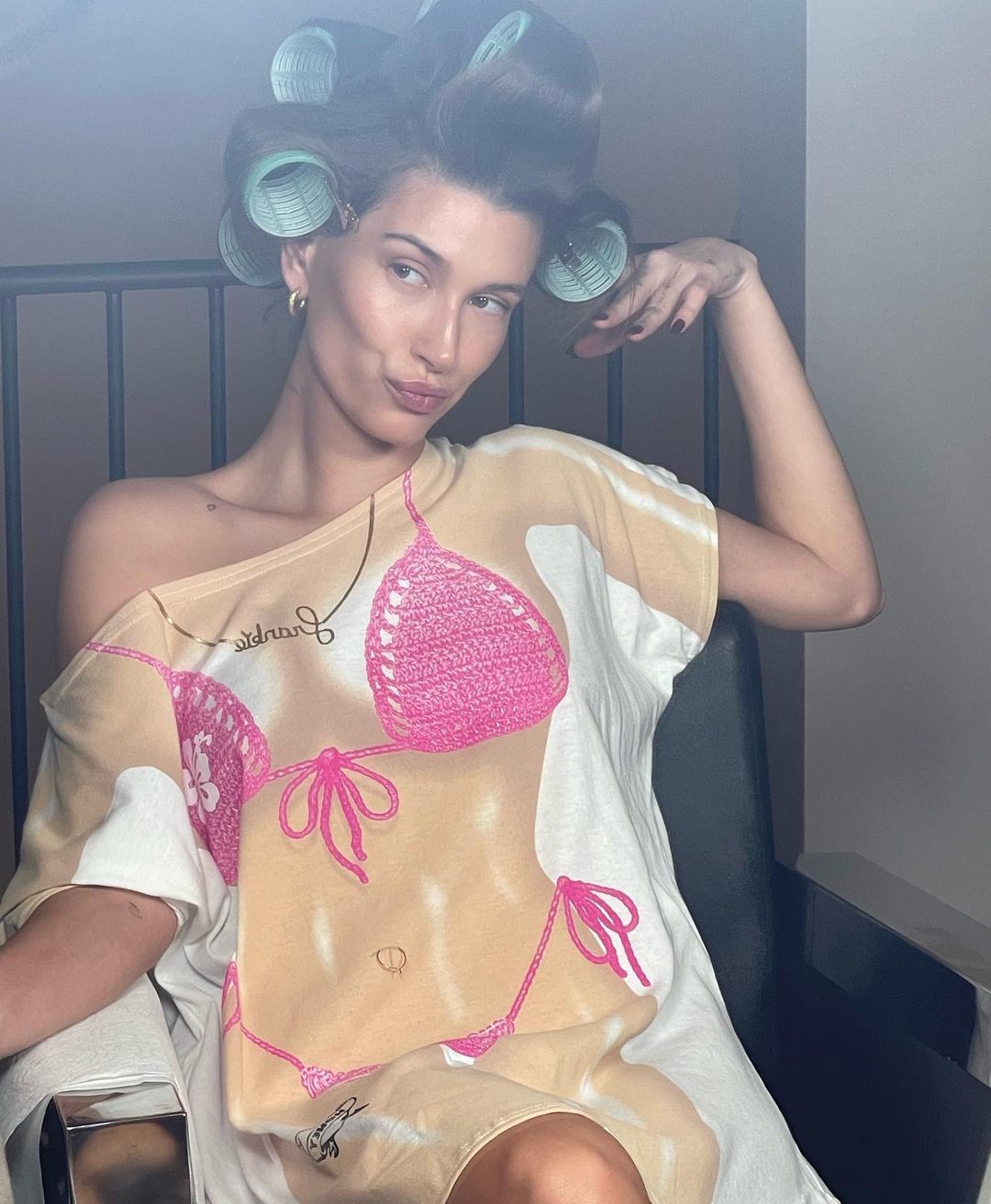 Hailey Bieber wybrała najmodniejszy kolor paznokci na zimę 2022/23