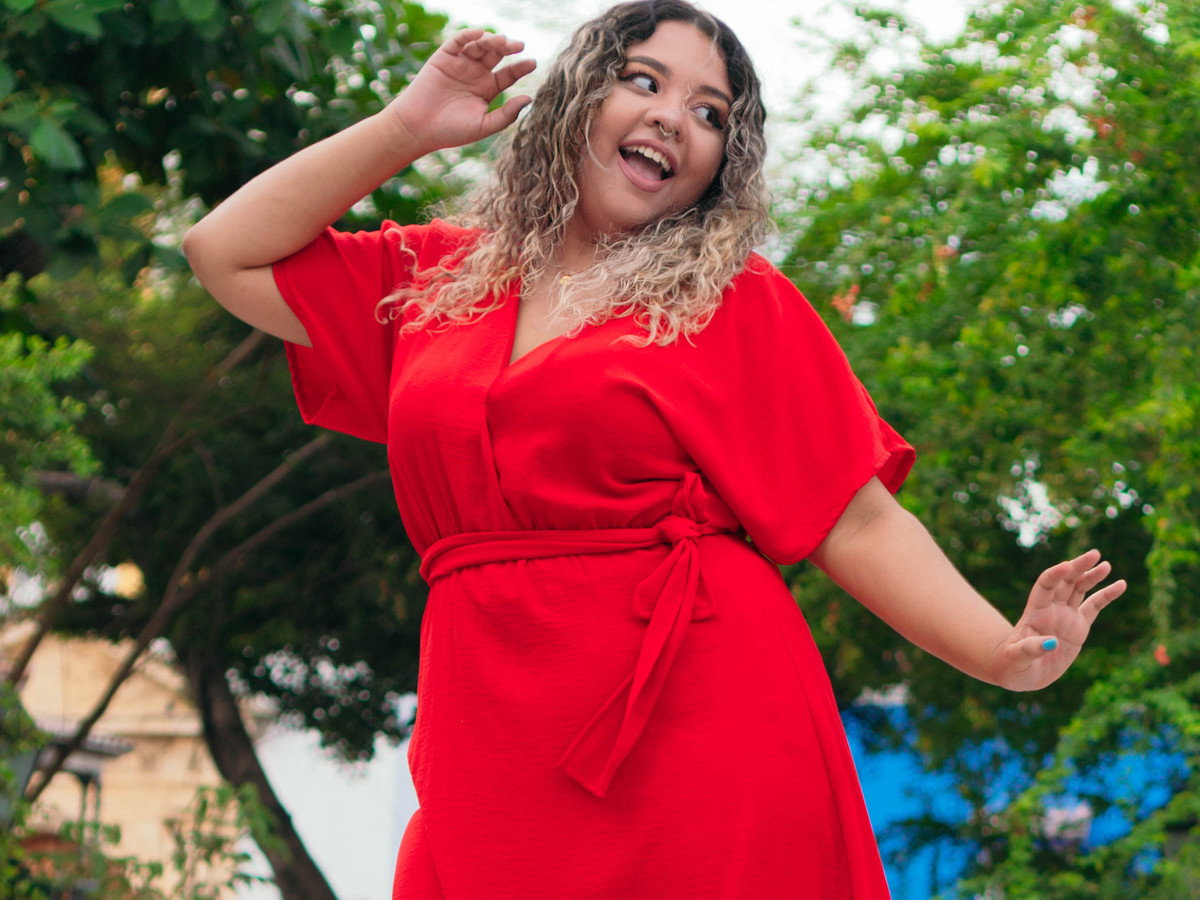 Sukienki na wesele 2022 plus size, w których przetańczysz całą noc