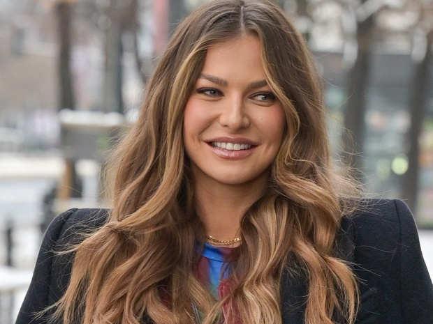 Anna Lewandowska w czarnym płaszczu przed studiem Dzień Dobry TVN