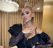 Izabela Macudzinska nosi ponadczasowy manicure