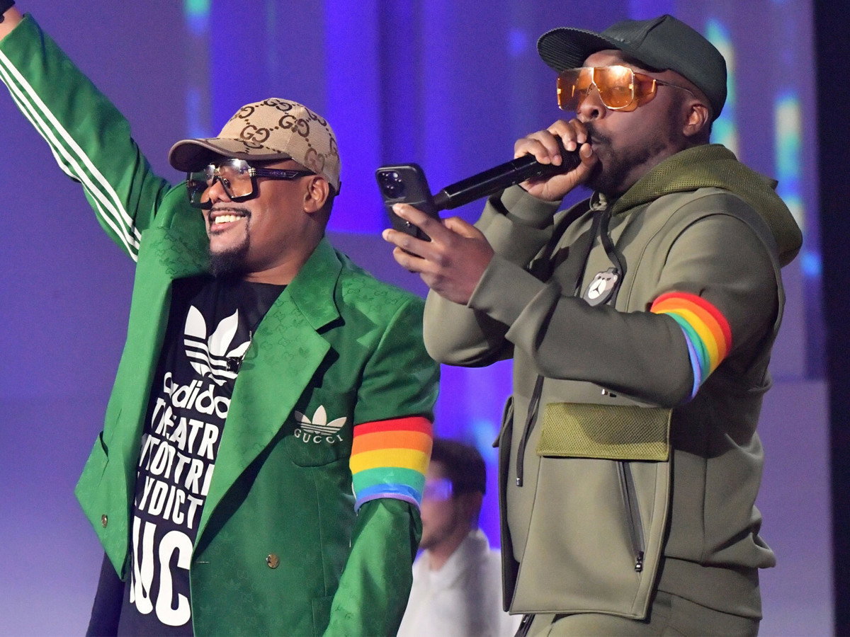 Sylwester Marzeń TVP: Black Eyed Peas w tęczowych opaskach