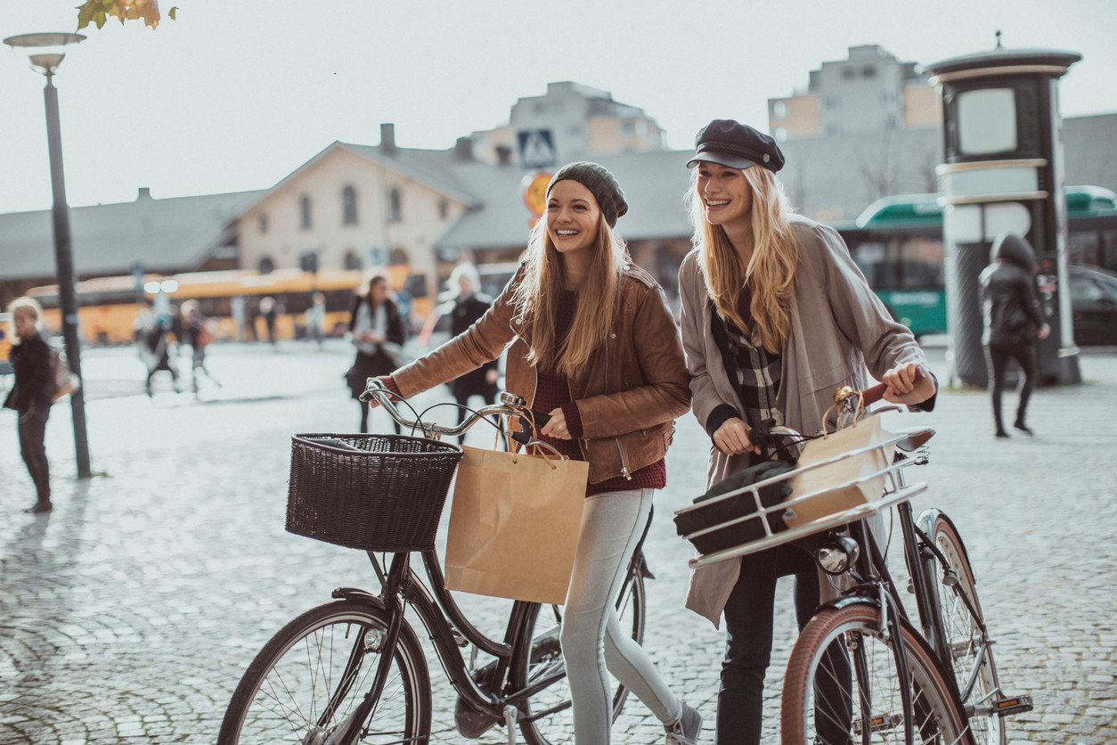 kobiety w modnych kurtkach na jesień 2021