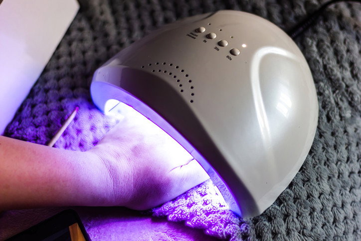 utwardzanie manicure lampą UV