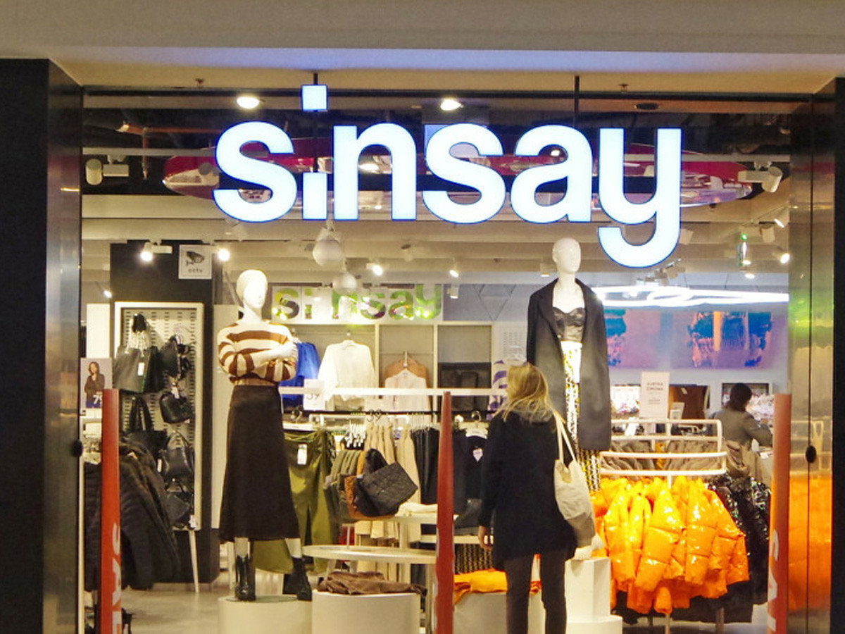 Pikowana torebka na wyprzedaży w Sinsay za 39 zł wygląda jak torebka Guess