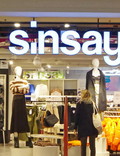 Pikowana torebka na wyprzedaży w Sinsay za 39 zł wygląda jak torebka Guess