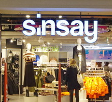 Pikowana torebka na wyprzedaży w Sinsay za 39 zł wygląda jak torebka Guess
