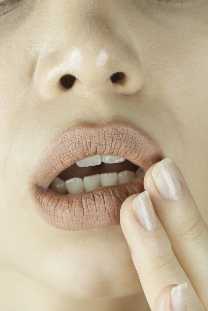 trik "lip basting" na suche usta