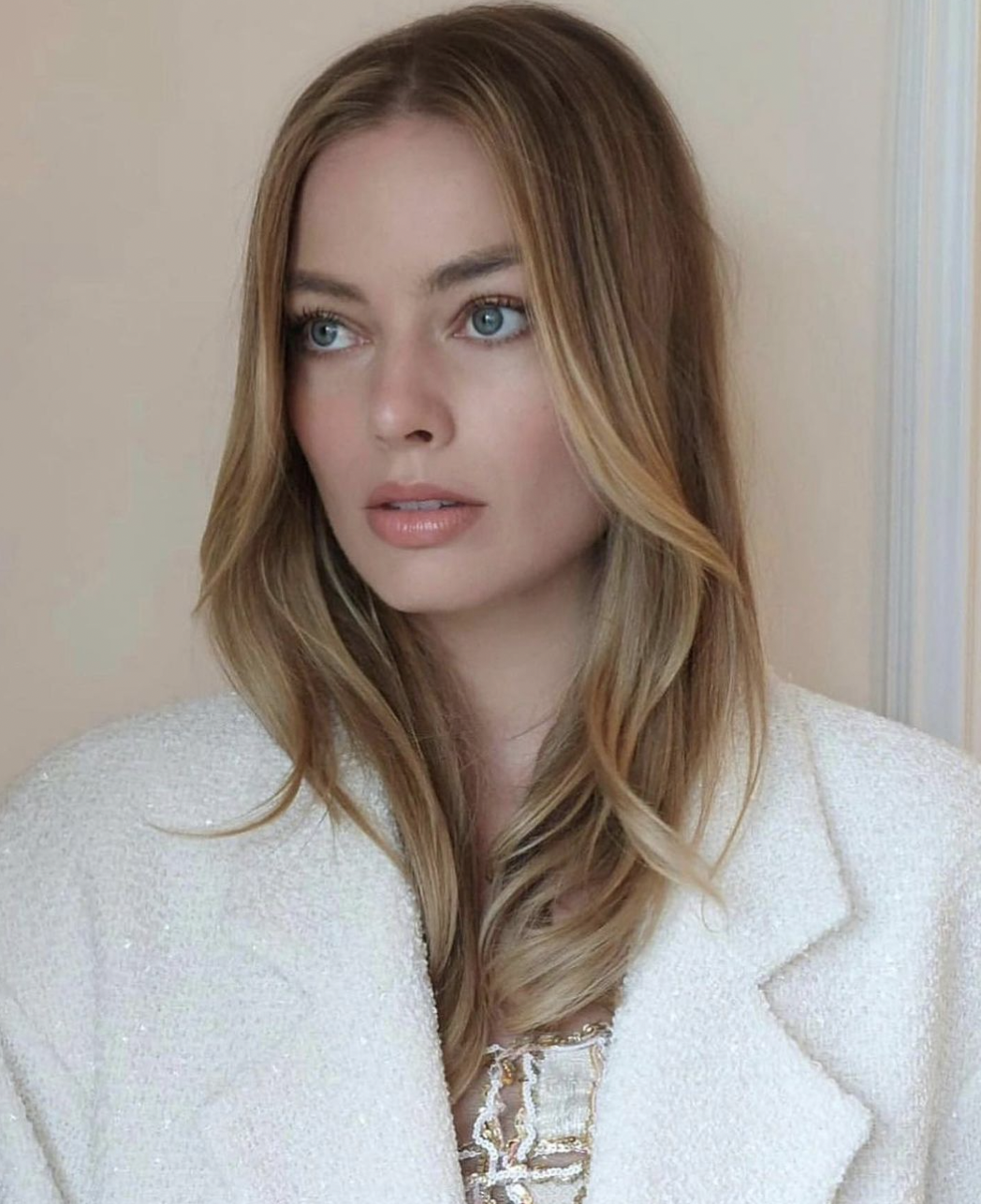 margot Robbie nosi paznokcie Clean Girl 2023