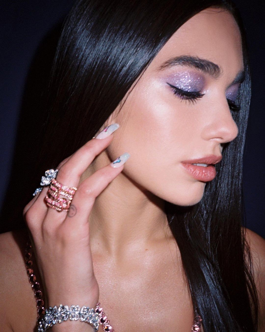 Dua Lipa i liliowy makijaż oczu
