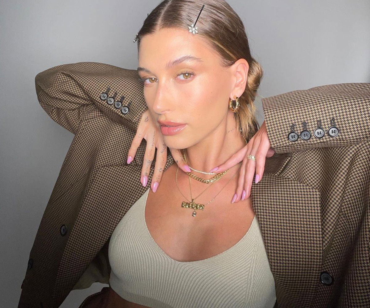 Hailey Bieber i marynarka w kratkę