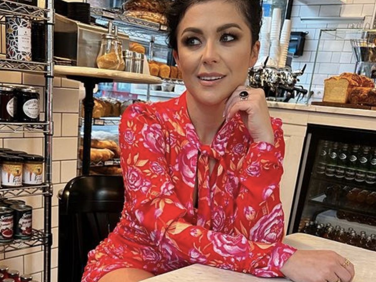 Kasia Cichopek w białych kozakach na wiosnę 2023