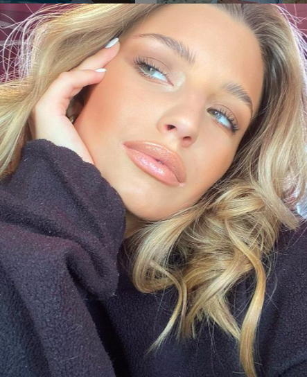 Julia Wieniawa używa kultowego bronzera do twarzy