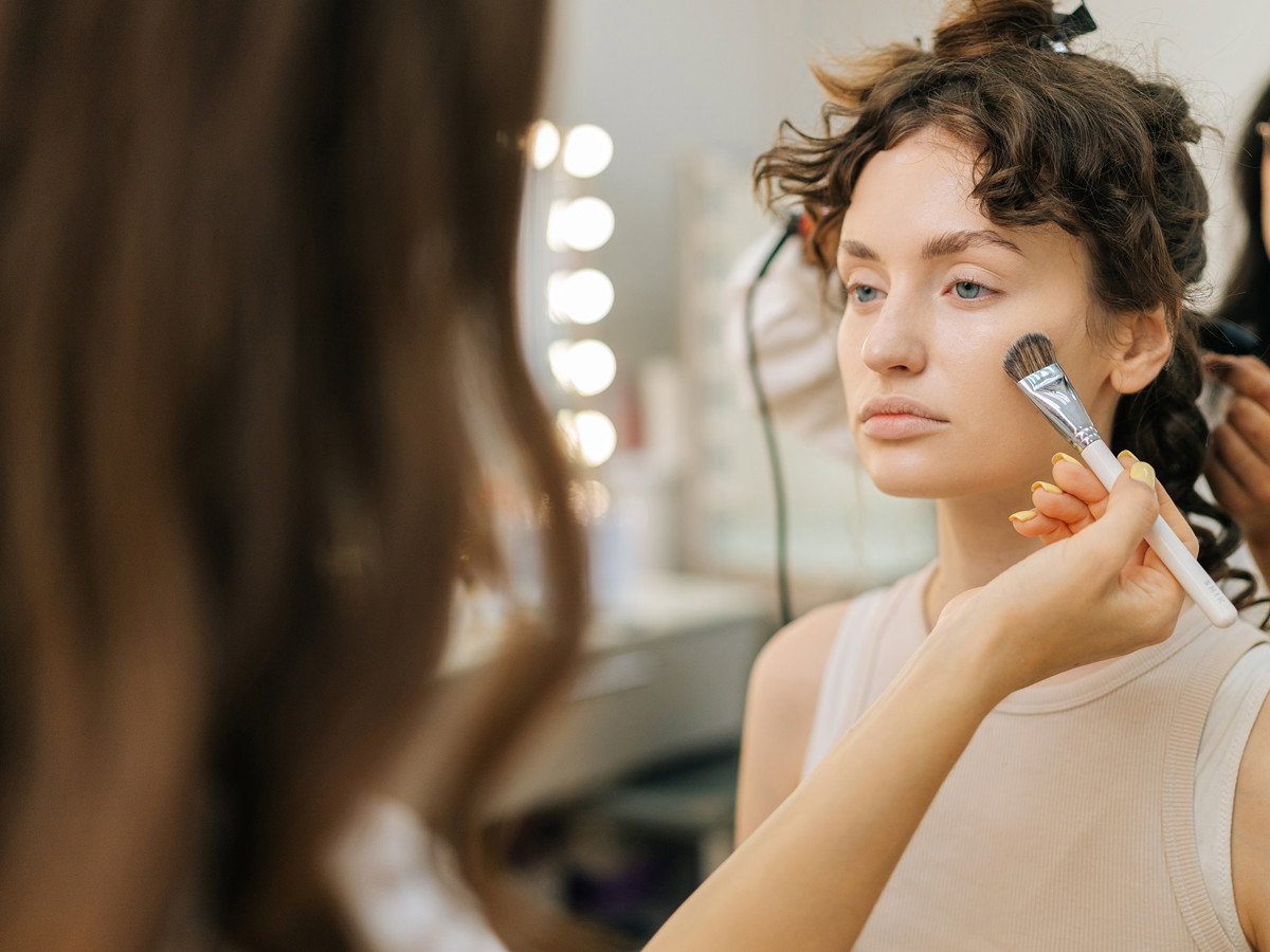 Rozświetlacz mineralny z witaminą E tworzy "glow master effect" jak Estee Lauder za 200 zł. Profesjonalni makijażyści używają go na sesjach