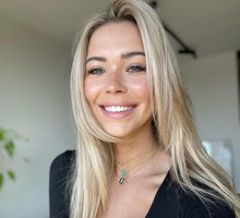 niebieskie klapki na obcasie Sandry Kubickiej